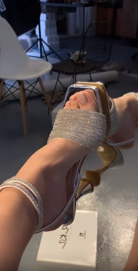 Lynette | heeled sandals with square toe and elastic strap with rhinestones